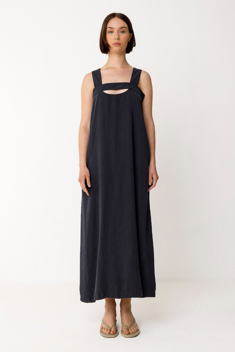 SKFK Trägerkleid in Dunkelblau mit Cut-out-Detail, aus TENCEL™ Modal – nachhaltiges Sommerkleid für Damen mit praktischen Taschen