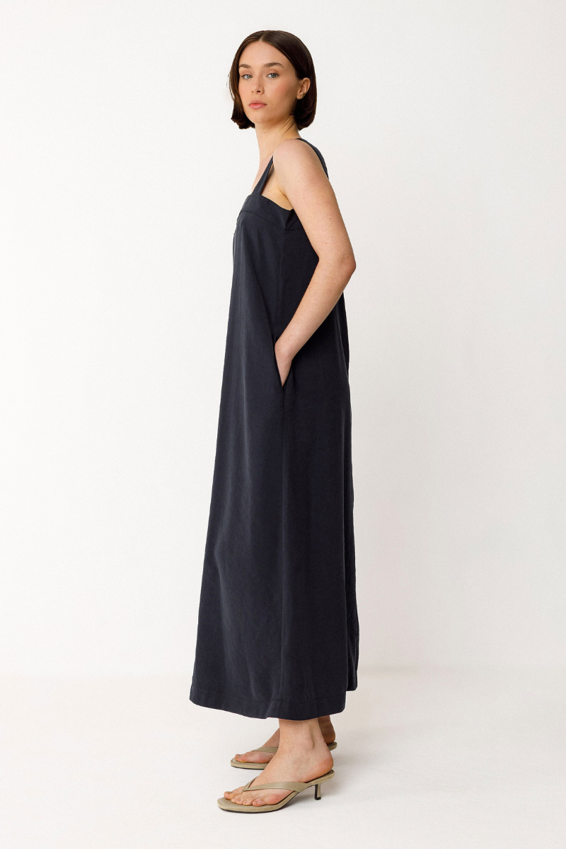 SKFK Trägerkleid in Dunkelblau mit Cut-out-Detail, aus TENCEL™ Modal – nachhaltiges Sommerkleid für Damen mit praktischen Taschen