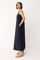 SKFK Trägerkleid in Dunkelblau mit Cut-out-Detail, aus TENCEL™ Modal – nachhaltiges Sommerkleid für Damen mit praktischen Taschen
