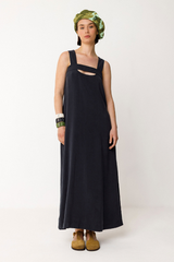 SKFK Trägerkleid in Dunkelblau mit Cut-out-Detail, aus TENCEL™ Modal – nachhaltiges Sommerkleid für Damen mit praktischen Taschen