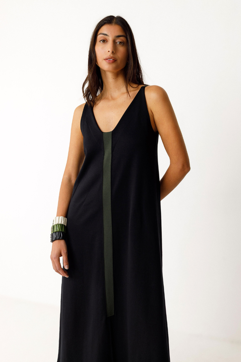 SKFK Midikleid in Schwarz mit V-Ausschnitt und Kontrasteinsätzen, ärmelloses Kleid aus Bio-Baumwolle in A-Linie – nachhaltig und stilvoll