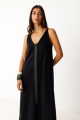 SKFK Midikleid in Schwarz mit V-Ausschnitt und Kontrasteinsätzen, ärmelloses Kleid aus Bio-Baumwolle in A-Linie – nachhaltig und stilvoll