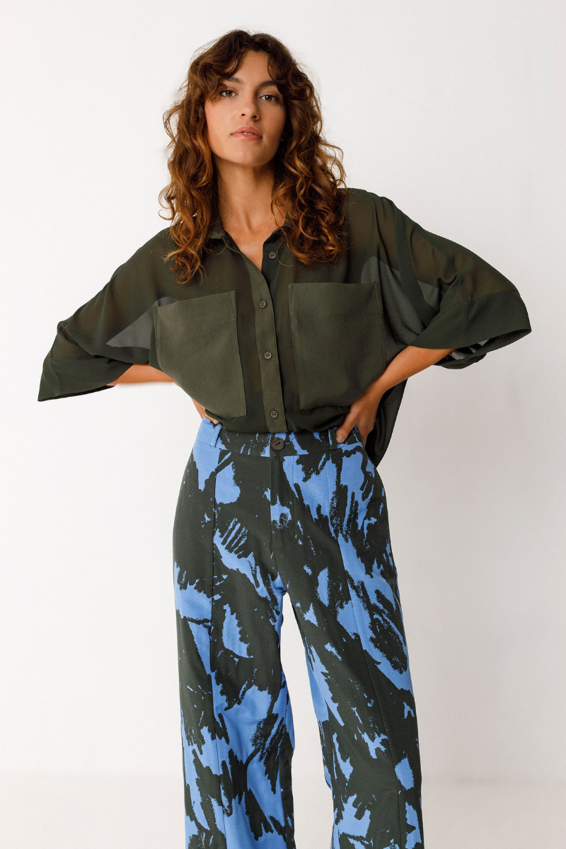 SKFK Damen Boyfriend-Hemd in Olivgrün mit kurzen Ärmeln, lockerer Passform und kontrastierenden Details – Youmee.market Schweiz