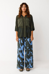 SKFK Damen Boyfriend-Hemd in Olivgrün mit kurzen Ärmeln, lockerer Passform und kontrastierenden Details – Youmee.market Schweiz