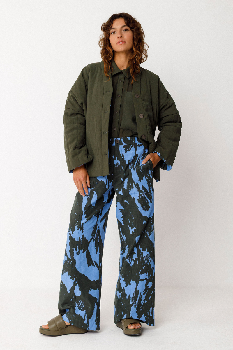 SKFK Damen Boyfriend-Hemd in Olivgrün mit kurzen Ärmeln, lockerer Passform und kontrastierenden Details – Youmee.market Schweiz