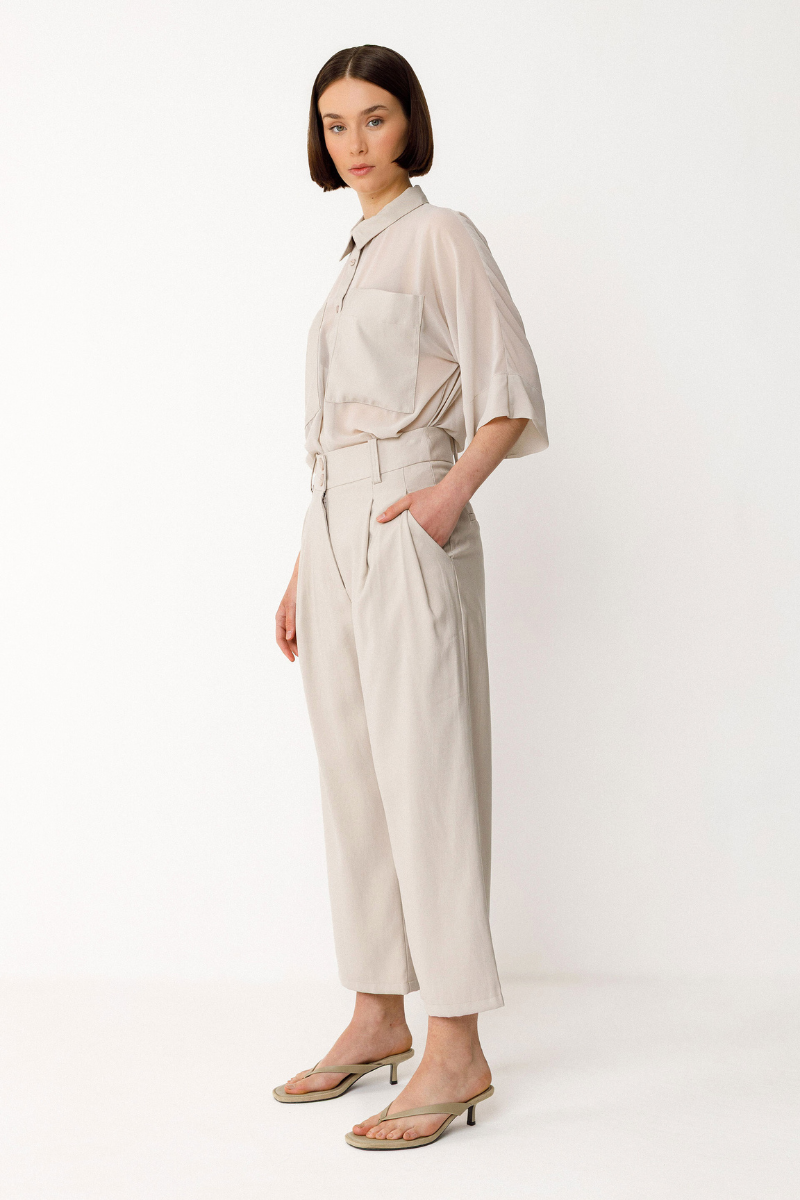 beige, locker geschnittene Boyfriend-Hemd von SKFK im Safaris Style im Youmee.market Bern