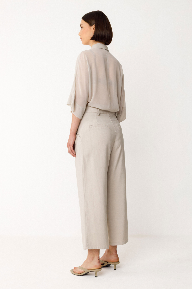 beige, locker geschnittene Boyfriend-Hemd von SKFK im Safari Style im Youmee.market Bern