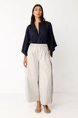 Frontalansicht des SKFK Oversize-Hemds mit Stehkragen und Knopfleiste
