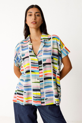 SKFK Damen-Kurzarmhemd mit Grems-Print und Rückendetail, aus LENZING™ ECOVERO™ Viskose – sommerlich leicht und erhältlich bei Youmee.market