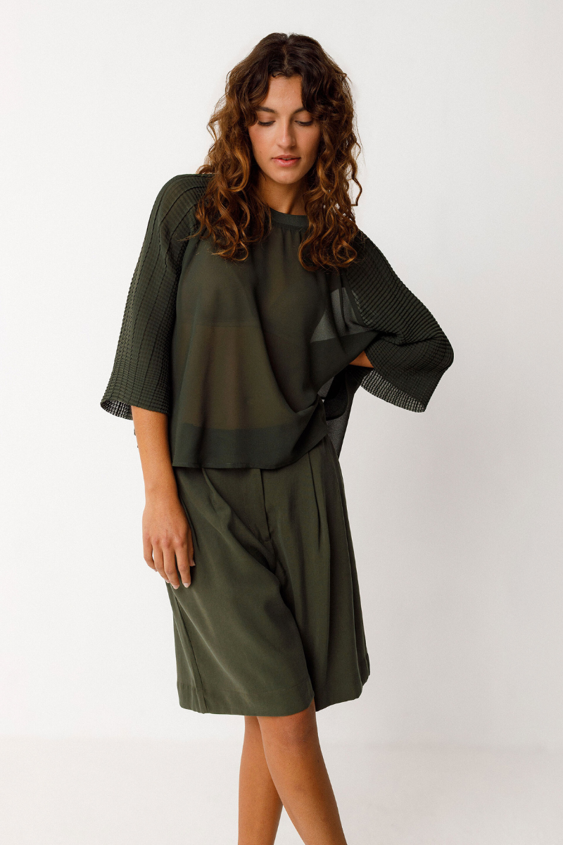 SKFK Damen Top in Dunkelgrün mit halbrundem Schnitt und 3/4-Ärmeln aus kontrastierendem Stoff – aus 100% recyceltem Polyester, erhältlich bei Youmee.market Schweiz