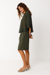 SKFK Damen Top in Dunkelgrün mit halbrundem Schnitt und 3/4-Ärmeln aus kontrastierendem Stoff – aus 100% recyceltem Polyester, erhältlich bei Youmee.market Schweiz