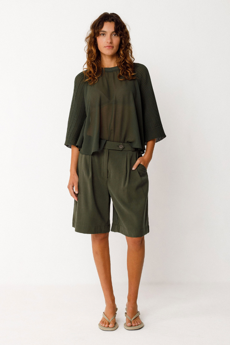 SKFK Damen Top in Dunkelgrün mit halbrundem Schnitt und 3/4-Ärmeln aus kontrastierendem Stoff – aus 100% recyceltem Polyester, erhältlich bei Youmee.market Schweiz