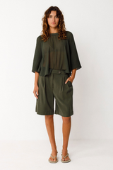 SKFK Damen Top in Dunkelgrün mit halbrundem Schnitt und 3/4-Ärmeln aus kontrastierendem Stoff – aus 100% recyceltem Polyester, erhältlich bei Youmee.market Schweiz