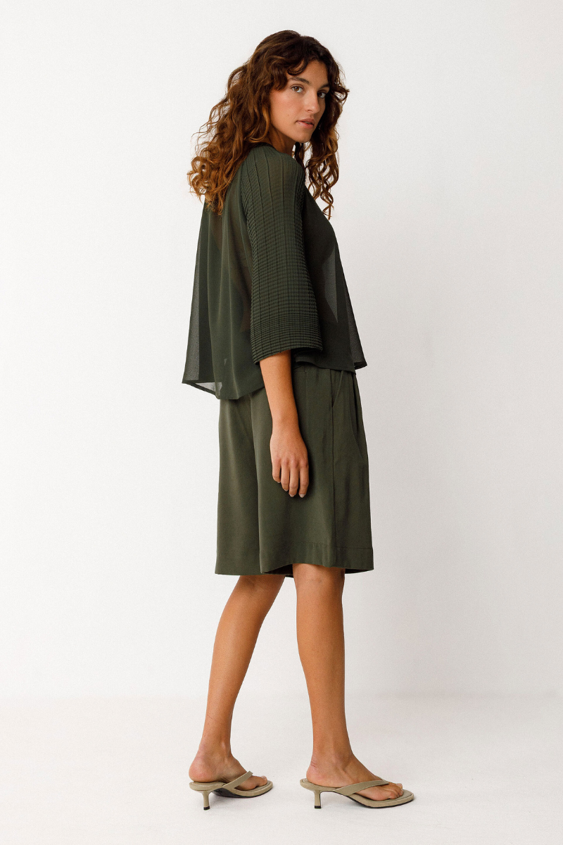 SKFK Damen Top in Dunkelgrün mit halbrundem Schnitt und 3/4-Ärmeln aus kontrastierendem Stoff – aus 100% recyceltem Polyester, erhältlich bei Youmee.market Schweiz