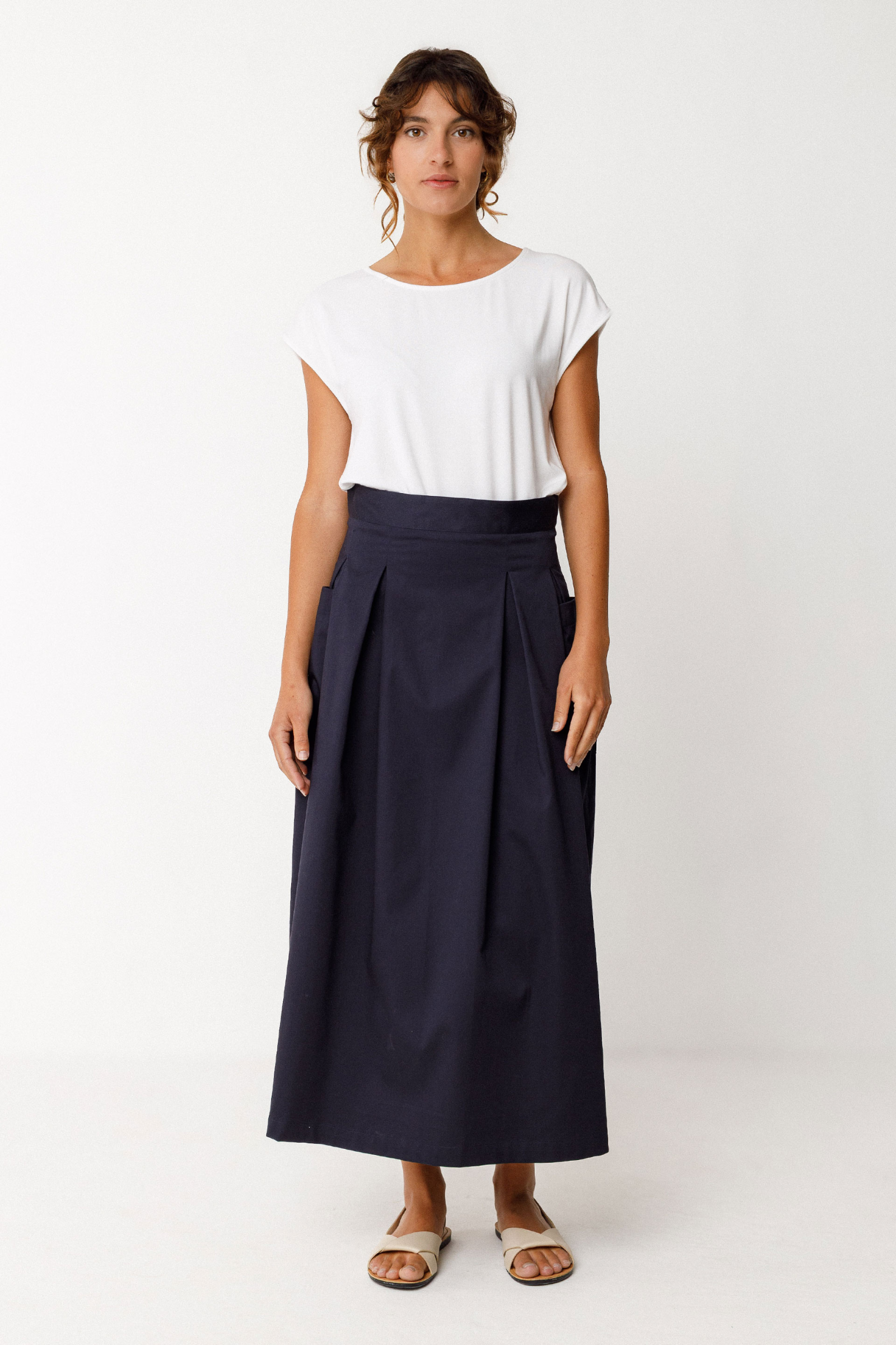 SKFK Midirock in Dunkelblau aus Bio-Baumwolle mit aufgesetzten Taschen und A-Linien-Schnitt – erhältlich bei Youmee.market Schweiz