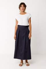 SKFK Midirock in Dunkelblau aus Bio-Baumwolle mit aufgesetzten Taschen und A-Linien-Schnitt – erhältlich bei Youmee.market Schweiz