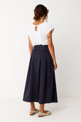 SKFK Midirock in Dunkelblau aus Bio-Baumwolle mit aufgesetzten Taschen und A-Linien-Schnitt – erhältlich bei Youmee.market Schweiz