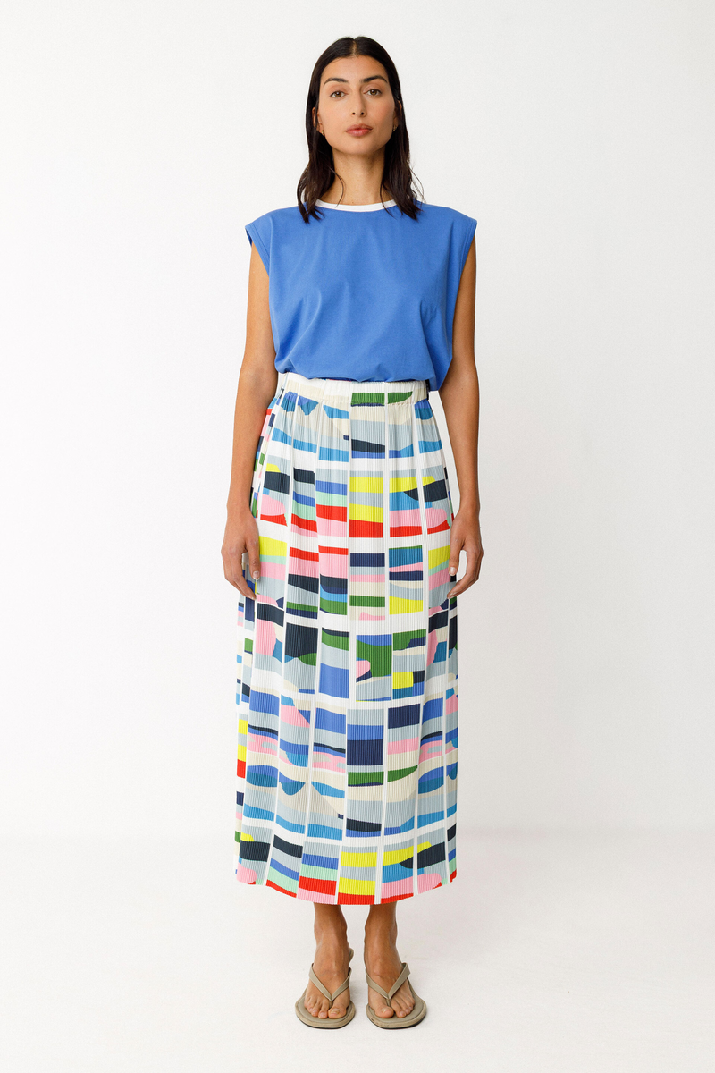SKFK Midirock mit Grems-Print aus recyceltem Polyester in plissierter A-Linie – erhältlich bei Youmee.market Schweiz