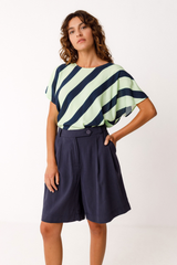 Dunkelblaue Bermuda-Shorts von SKFK aus LENZING™ ECOVERO™ Viskose – klassisch geschnittene Damen-Shorts mit Taschen, erhältlich bei Youmee.market Schweiz