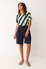 Dunkelblaue Bermuda-Shorts von SKFK aus LENZING™ ECOVERO™ Viskose – klassisch geschnittene Damen-Shorts mit Taschen, erhältlich bei Youmee.market Schweiz