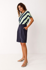 Dunkelblaue Bermuda-Shorts von SKFK aus LENZING™ ECOVERO™ Viskose – klassisch geschnittene Damen-Shorts mit Taschen, erhältlich bei Youmee.market Schweiz