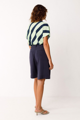 Dunkelblaue Bermuda-Shorts von SKFK aus LENZING™ ECOVERO™ Viskose – klassisch geschnittene Damen-Shorts mit Taschen, erhältlich bei Youmee.market Schweiz
