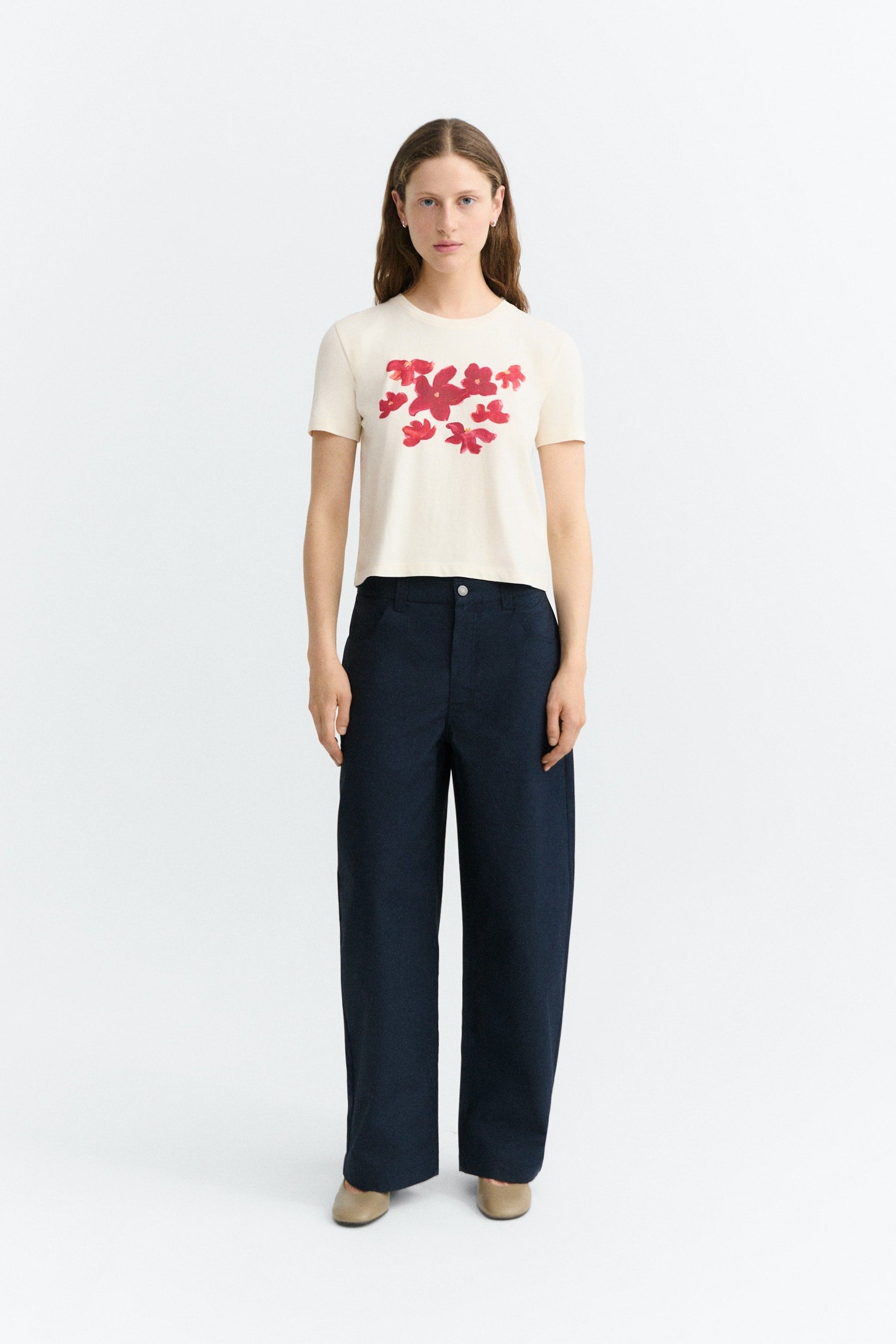 Thinking MU Zowie Red Garden Damen T-Shirt in Ecru kombiniert mit dunkler Hose – Youmee.market Schweiz