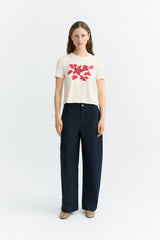 Thinking MU Zowie Red Garden Damen T-Shirt in Ecru kombiniert mit dunkler Hose – Youmee.market Schweiz