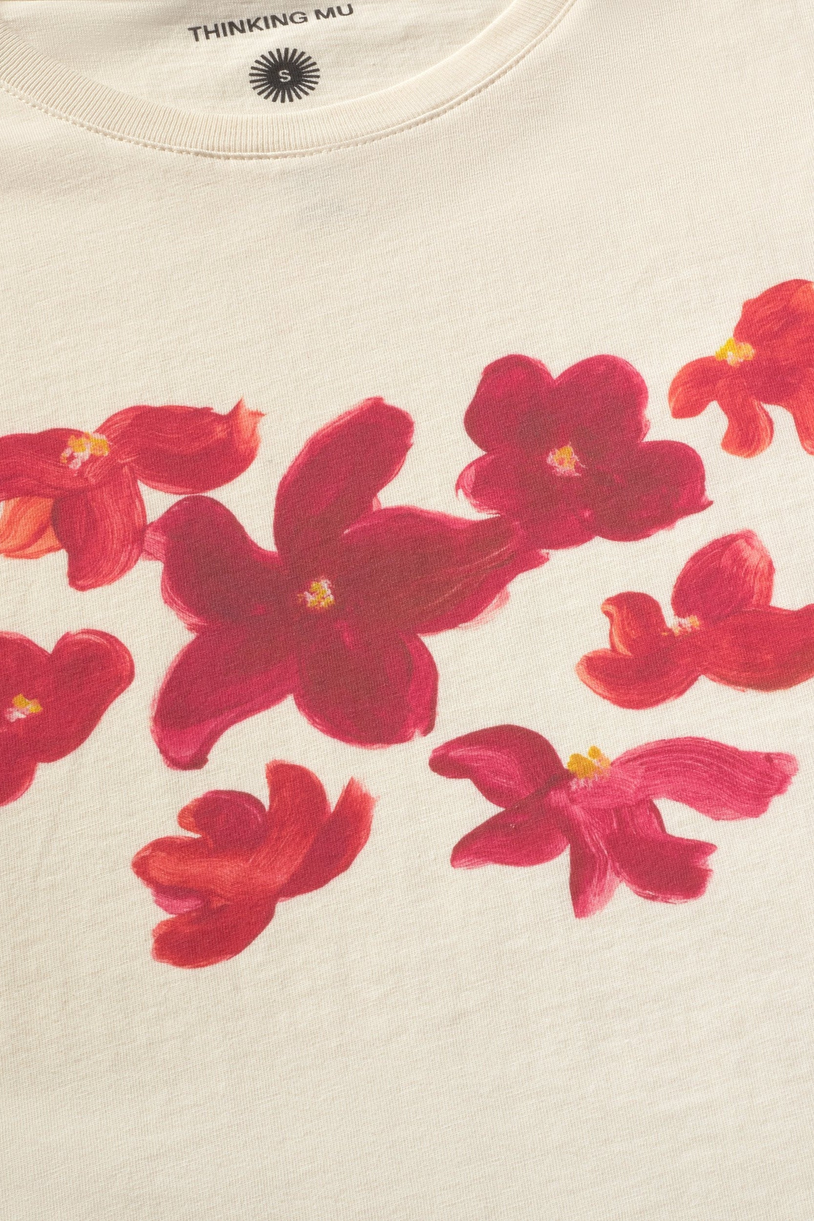 Detail des roten Blumen-Prints auf dem Thinking MU Zowie Red Garden T-Shirt – Youmee.market Schweiz