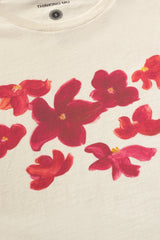 Detail des roten Blumen-Prints auf dem Thinking MU Zowie Red Garden T-Shirt – Youmee.market Schweiz