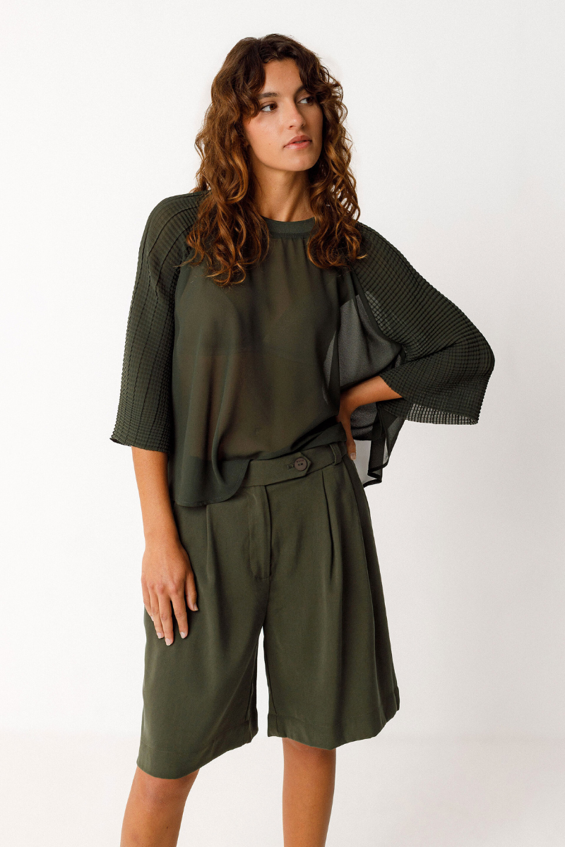 SKFK Bermuda-Shorts in Dunkelgrün aus LENZING™ ECOVERO™ Viskose – entspannter Schnitt mit Taschen, erhältlich bei Youmee.market Schweiz