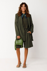 SKFK Bermuda-Shorts in Dunkelgrün aus LENZING™ ECOVERO™ Viskose – entspannter Schnitt mit Taschen, erhältlich bei Youmee.market Schweiz