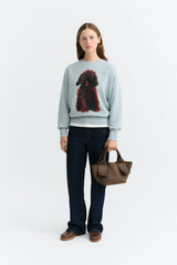 Thinking MU Bonnie Pet Portrait Pullover Damen in Hellblau kombiniert mit dunkler Hose – Youmee.market Schweiz