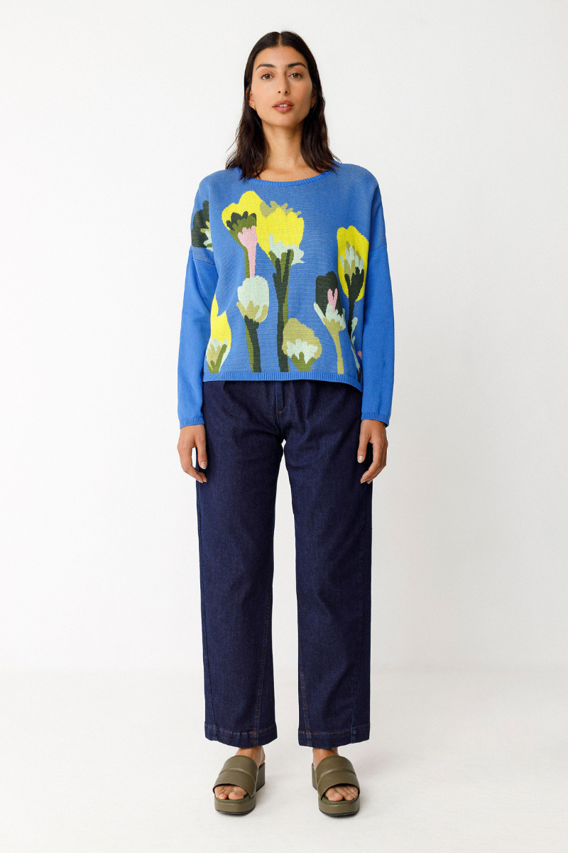 Blauer SKFK Strickpullover mit floralem Muster aus GOTS-zertifizierter Bio-Baumwolle – lässig geschnitten und erhältlich bei Youmee.market Schweiz