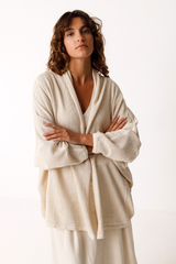 Ivoryfarbener langer Cardigan von SKFK aus Bio-Baumwolle, offenes Design aus Strukturstrick – erhältlich bei Youmee.market Schweiz