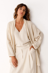 Ivoryfarbener langer Cardigan von SKFK aus Bio-Baumwolle, offenes Design aus Strukturstrick – erhältlich bei Youmee.market Schweiz