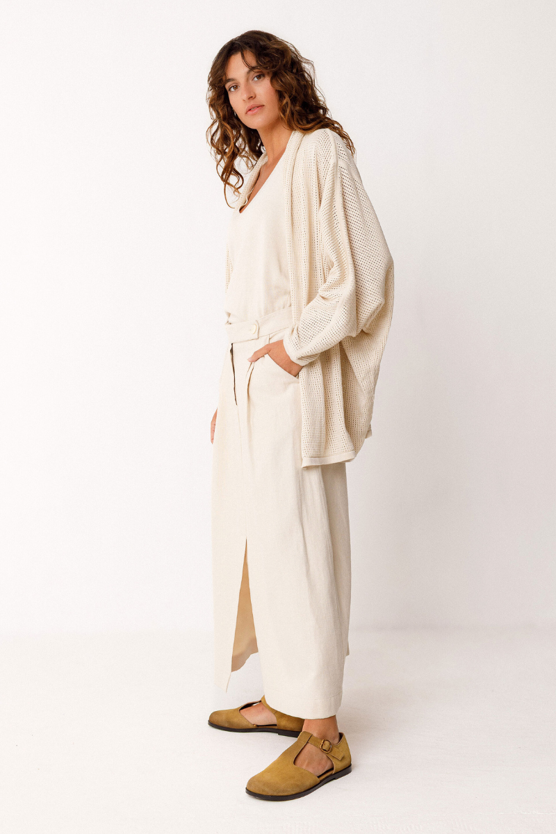 Ivoryfarbener langer Cardigan von SKFK aus Bio-Baumwolle, offenes Design aus Strukturstrick – erhältlich bei Youmee.market Schweiz