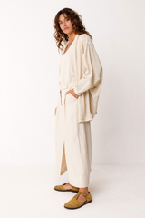 Ivoryfarbener langer Cardigan von SKFK aus Bio-Baumwolle, offenes Design aus Strukturstrick – erhältlich bei Youmee.market Schweiz