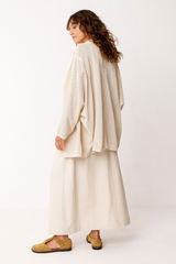 Ivoryfarbener langer Cardigan von SKFK aus Bio-Baumwolle, offenes Design aus Strukturstrick – erhältlich bei Youmee.market Schweiz