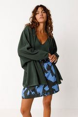 Flaschengrüner Damen-Cardigan aus Bio-Baumwolle von SKFK – lockerer Schnitt mit Strukturstrick, ideal für Übergangslooks. Erhältlich bei Youmee.market Schweiz.