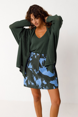 Flaschengrüner Damen-Cardigan aus Bio-Baumwolle von SKFK – lockerer Schnitt mit Strukturstrick, ideal für Übergangslooks. Erhältlich bei Youmee.market Schweiz.