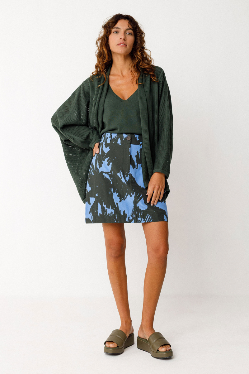 Flaschengrüner Damen-Cardigan aus Bio-Baumwolle von SKFK – lockerer Schnitt mit Strukturstrick, ideal für Übergangslooks. Erhältlich bei Youmee.market Schweiz.