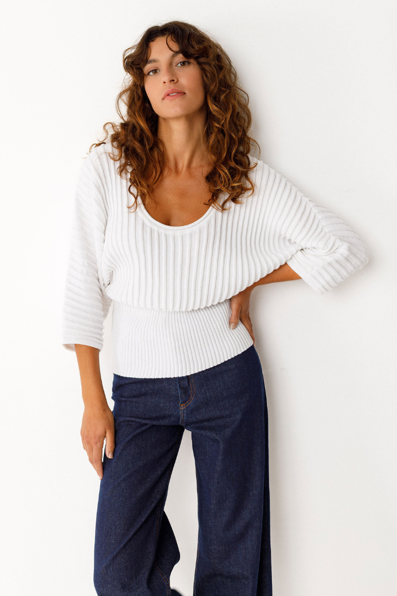 Weisser Damenpullover aus Bio-Baumwolle von SKFK mit 3/4-Fledermausärmeln und luftiger Passform – erhältlich bei Youmee.market Schweiz.