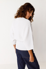 Weisser Damenpullover aus Bio-Baumwolle von SKFK mit 3/4-Fledermausärmeln und luftiger Passform – erhältlich bei Youmee.market Schweiz.