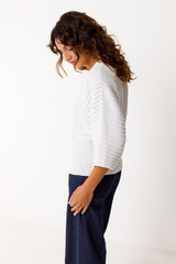 Weisser Damenpullover aus Bio-Baumwolle von SKFK mit 3/4-Fledermausärmeln und luftiger Passform – erhältlich bei Youmee.market Schweiz.