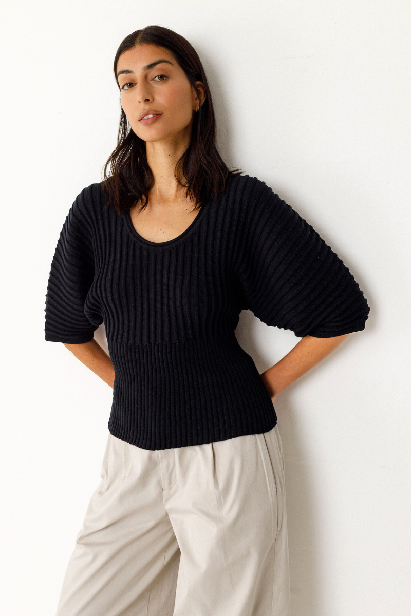 Schwarzer Damenpullover aus Bio-Baumwolle von SKFK mit Rippstrick und Fledermausärmeln – erhältlich bei Youmee.market Schweiz.