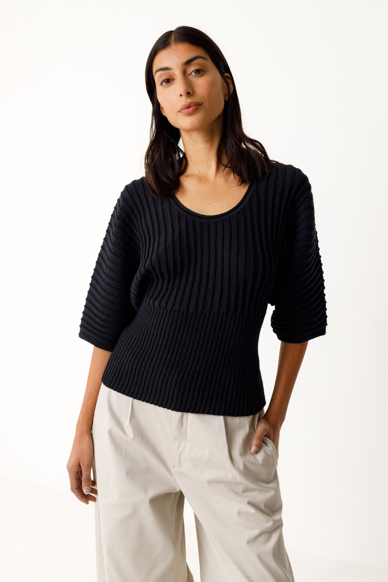 Schwarzer Damenpullover aus Bio-Baumwolle von SKFK mit Rippstrick und Fledermausärmeln – erhältlich bei Youmee.market Schweiz.