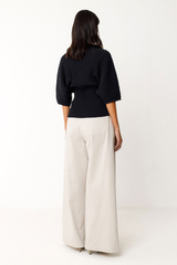 Schwarzer Damenpullover aus Bio-Baumwolle von SKFK mit Rippstrick und Fledermausärmeln – erhältlich bei Youmee.market Schweiz.