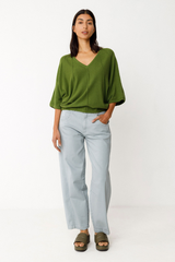 Grüner V-Ausschnitt Pullover aus Bio-Baumwolle von SKFK mit kurzen Ärmeln – erhältlich bei Youmee.market Schweiz.