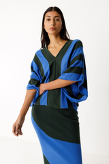 Zweifarbiger Damenpullover mit V-Ausschnitt und Kimonoärmeln aus Bio-Baumwolle – erhältlich bei Youmee.market Schweiz.